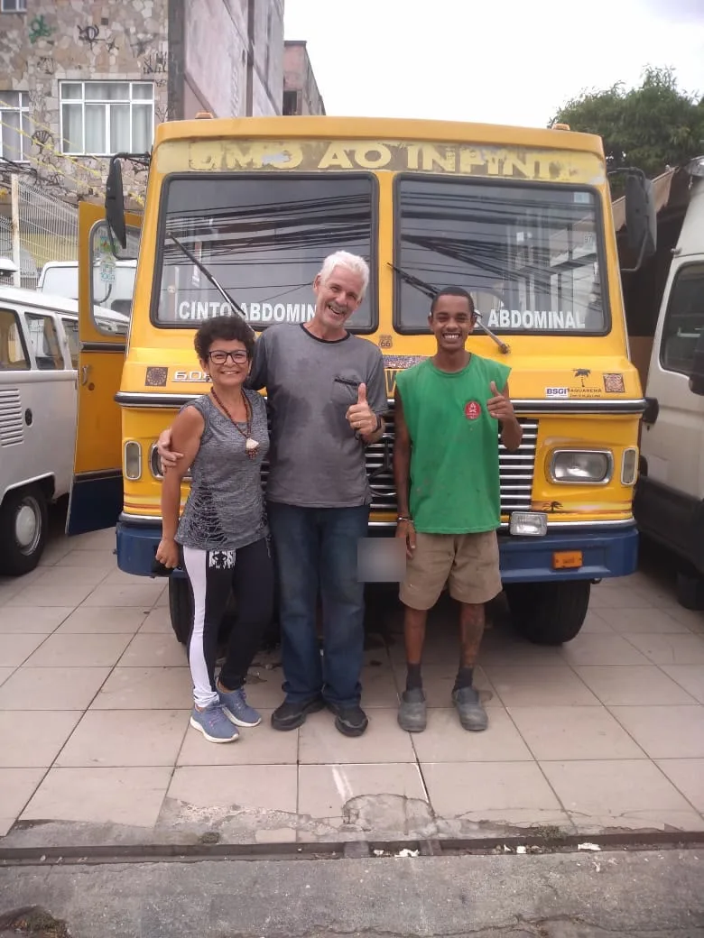 Clientes na entrega do ônibus motorhome Rumo ao Infinito