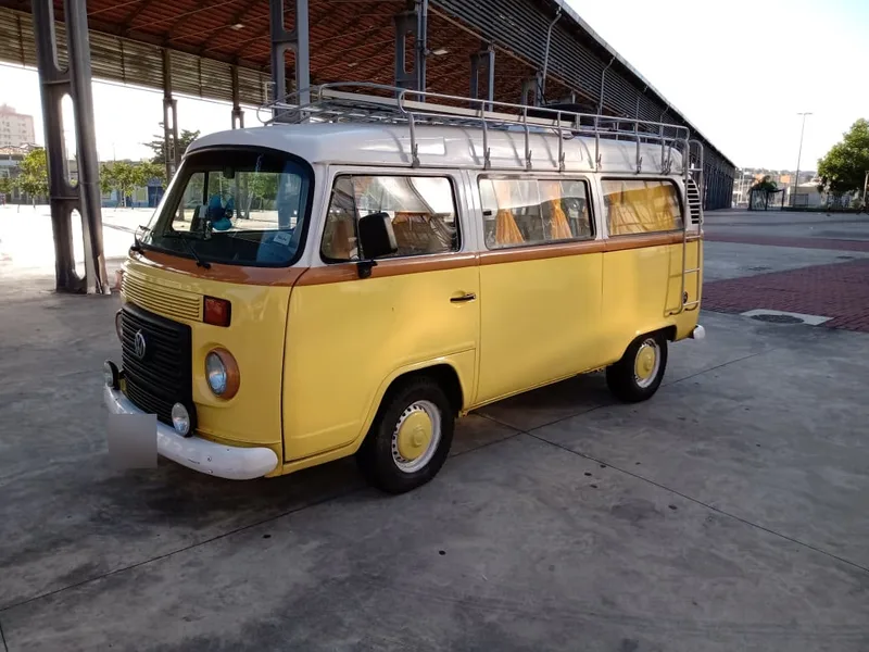Kombi amarela montada pela Camper RJ