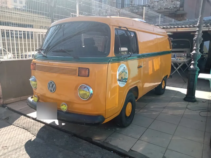 Kombi laranja montada pela Camper RJ