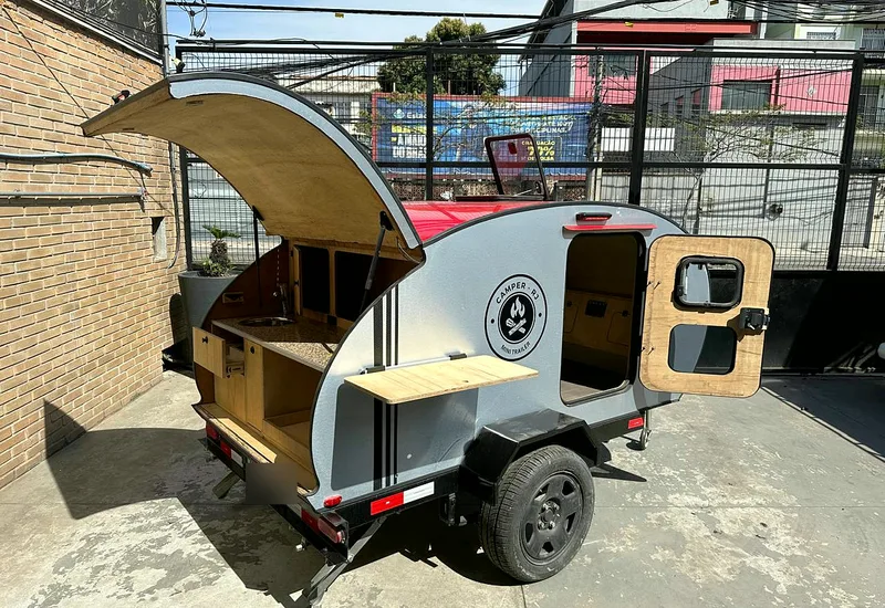 Minitrailer Camper RJ com a cozinha traseira aberta
