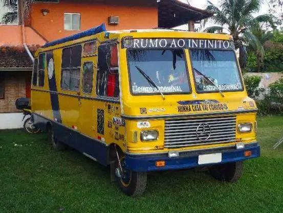 Ônibus motorhome Rumo ao Infinito